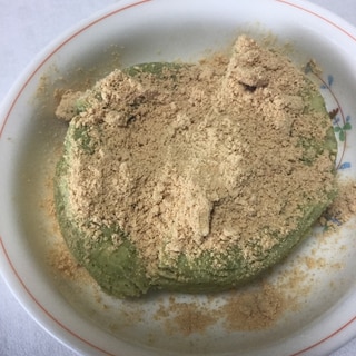 抹茶と豆腐とおから蒸しパンのきな粉かけ